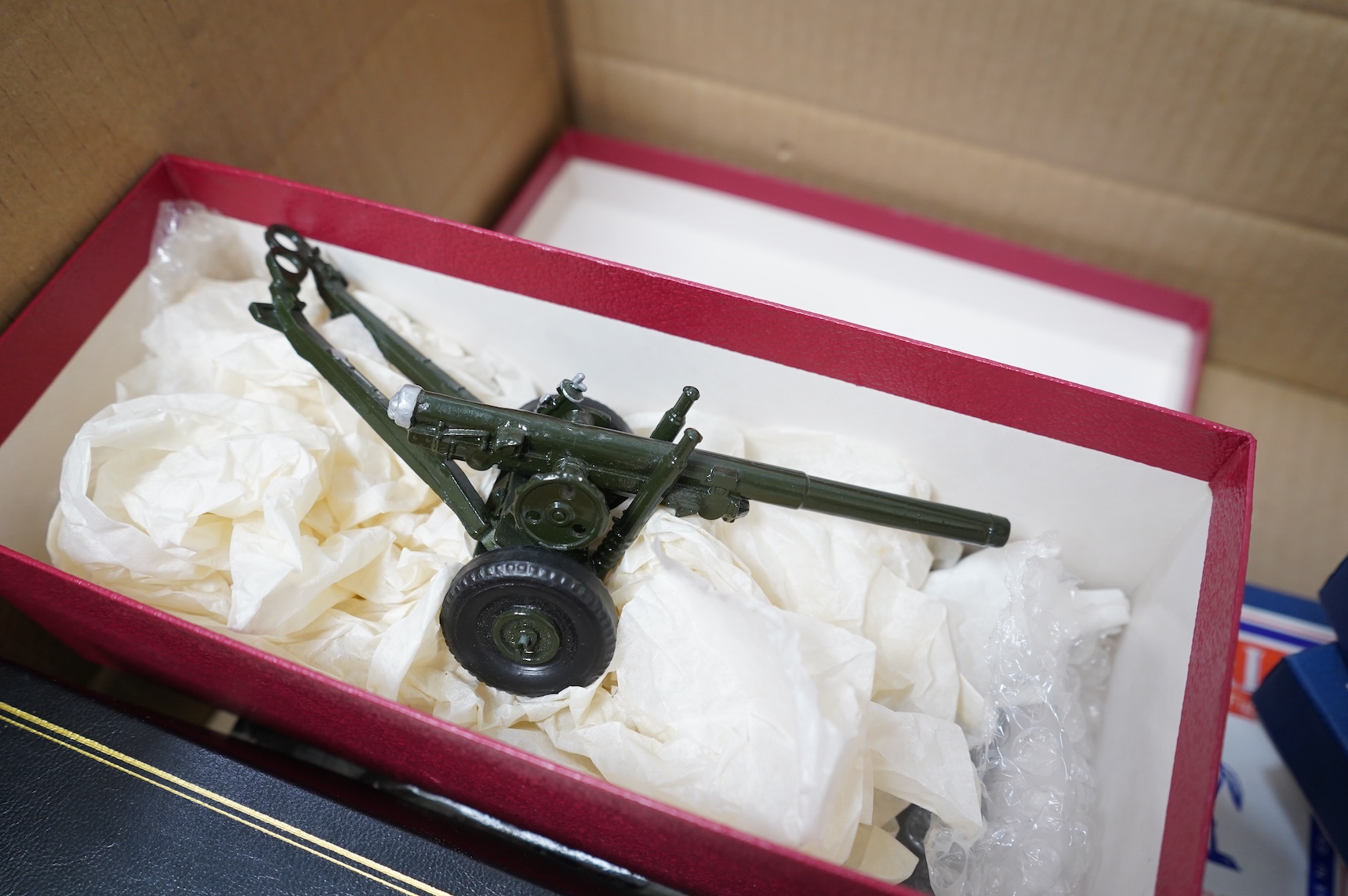 Eight boxed modern metal soldier sets; a King & Country British sergeant and two rifleman from the 2/5th Gloucestershire regiment (FW44), a Britains WWI Thornycroft lorry with anti-aircraft gun and gun detachment (41036)
